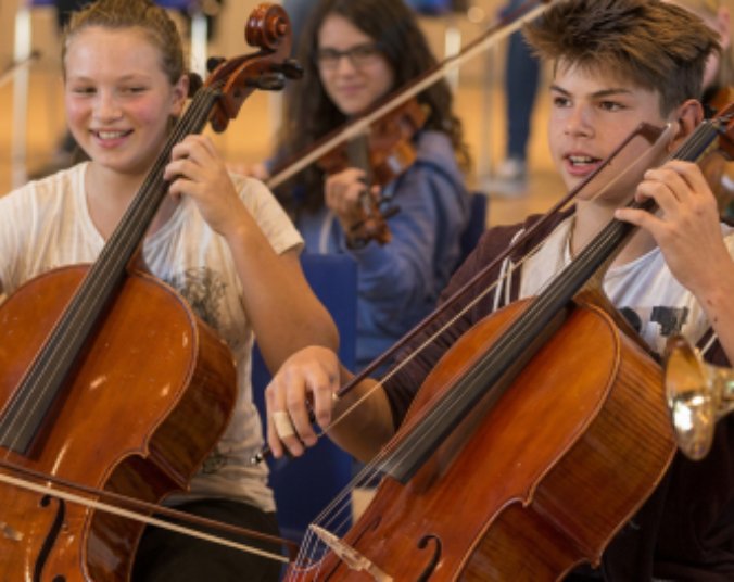 Zwei Schüler spielen Cello