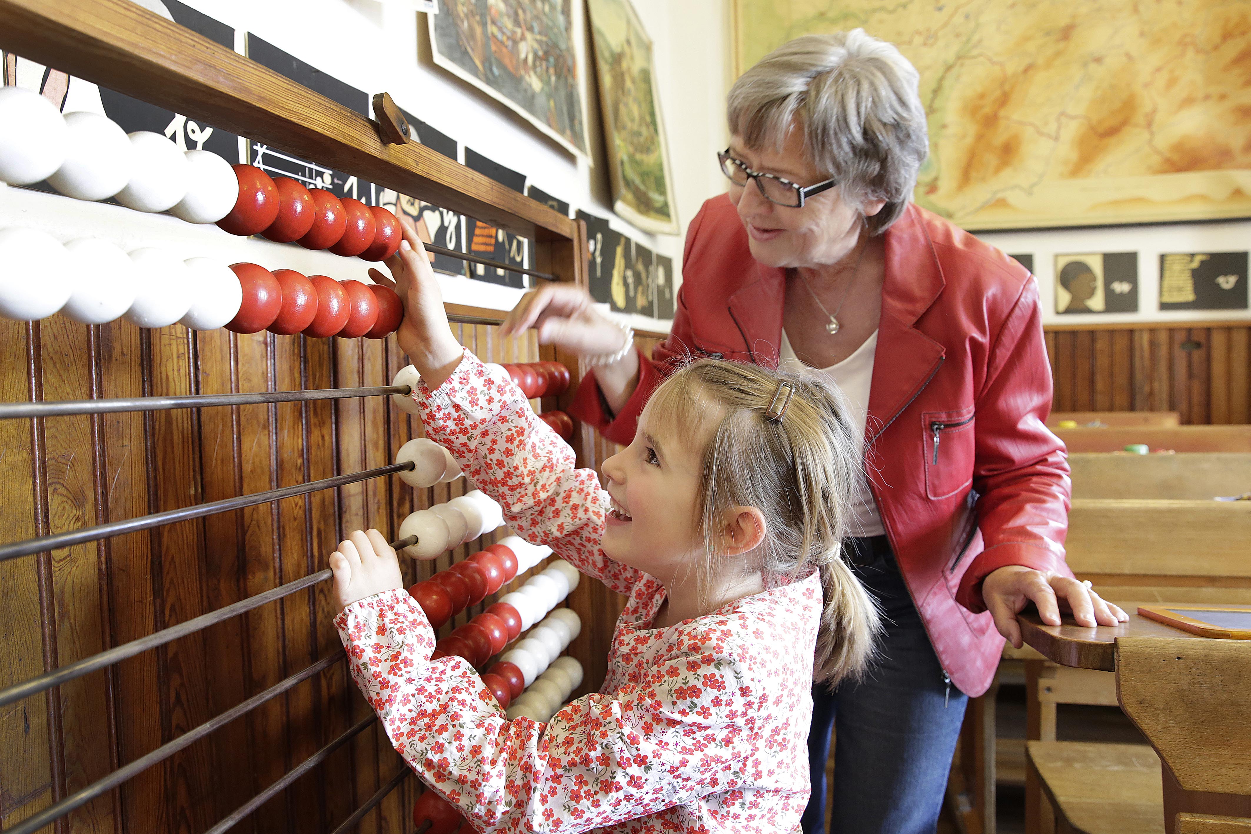 Herbstferienprogramm: Mit Oma und Opa ins Schulmuseum