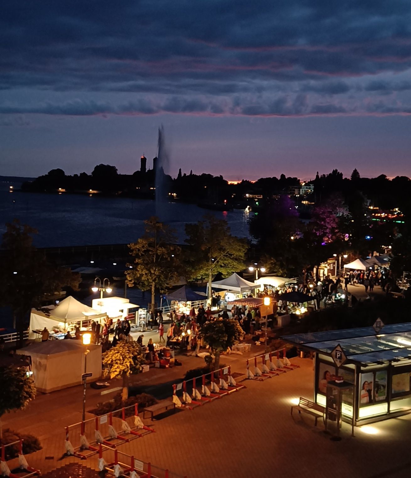Nachtflohmarkt an der Uferpromenade