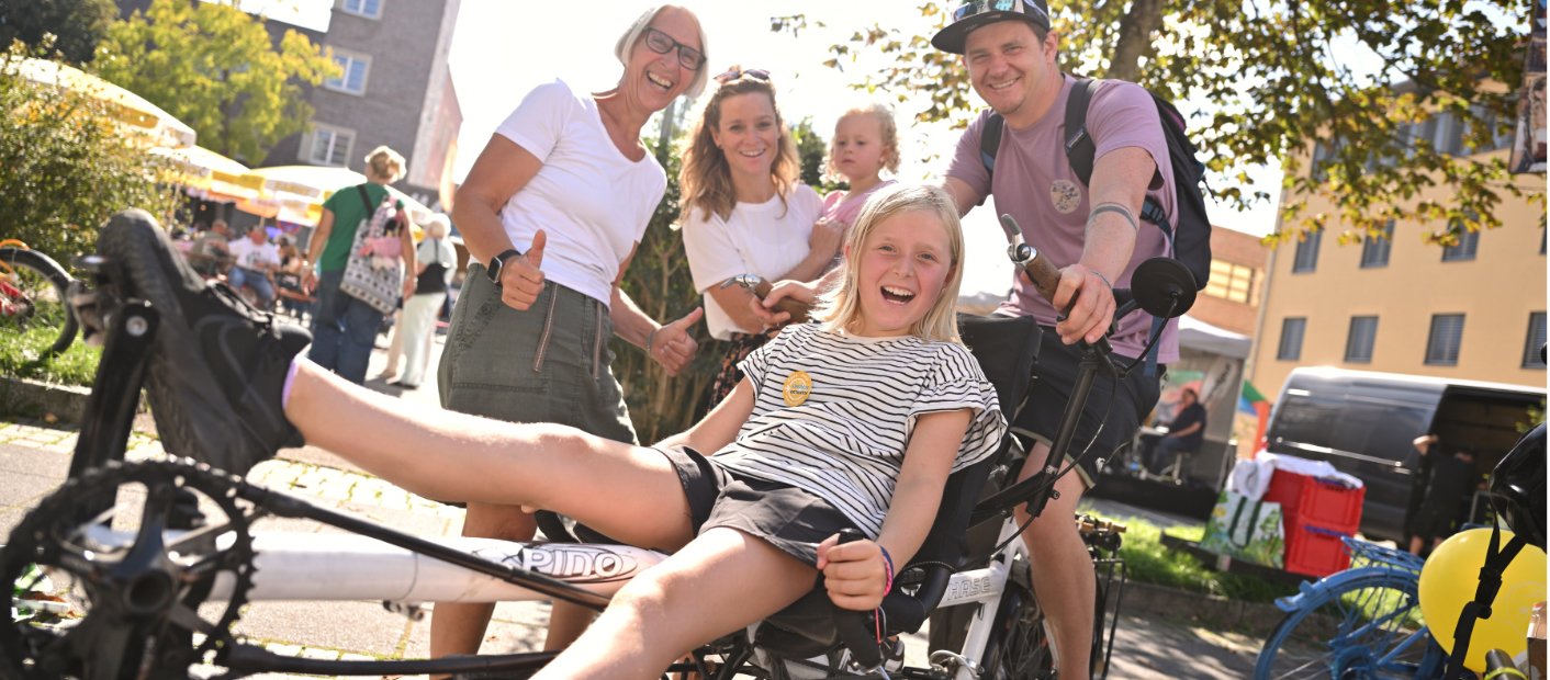Familie lacht