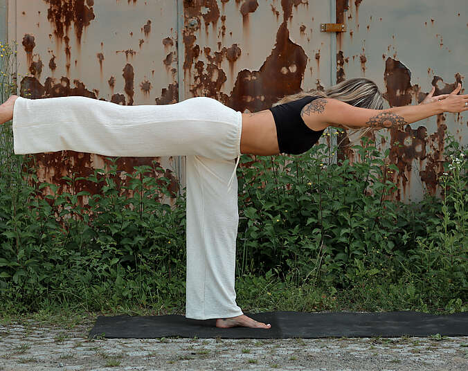 Frau in Yoga-Position Standwaage