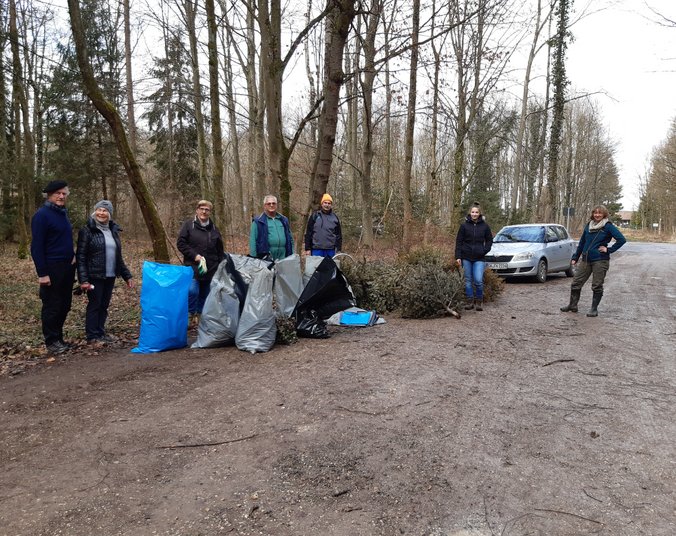 Helfer bei der Müllsammelaktion im Seewald. (Archivfoto Stadt Friedrichshafen)