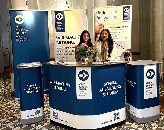 Zwei Frauen am Stand. (Foto: Bernd Blindow Gruppe - Bückeburg)