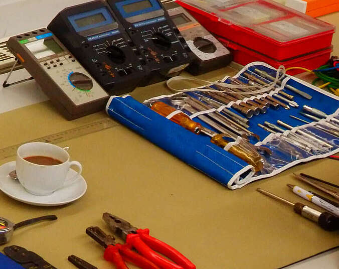 Tisch mit einer Tasse Kaffee und Werkzeug