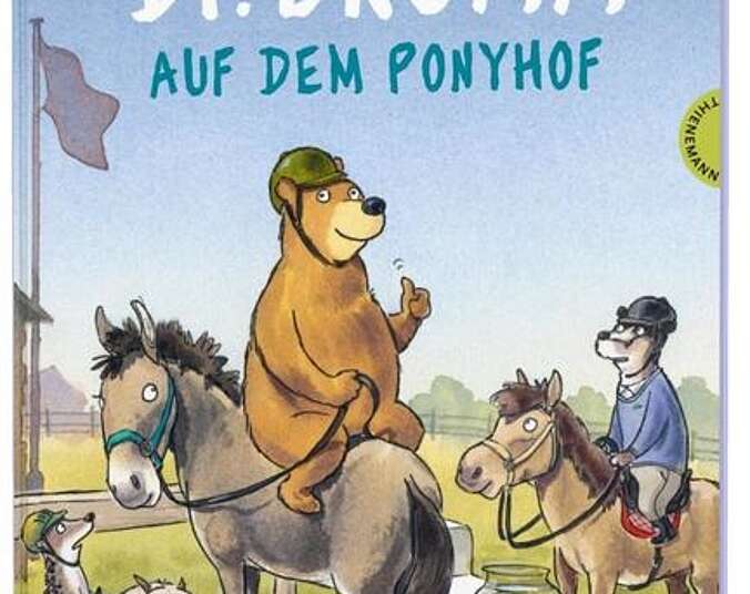 Dr. Brumm sitzt verkehrt herum auf einem Pony und hält den Daumen hoch.