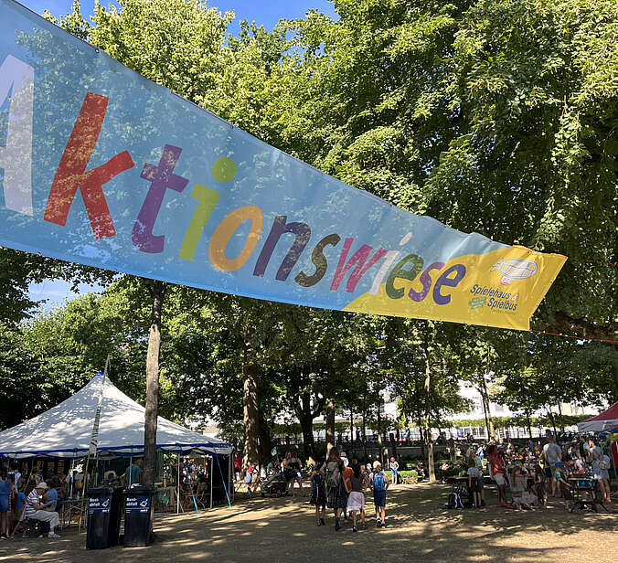 Banner über der Aktionswiese