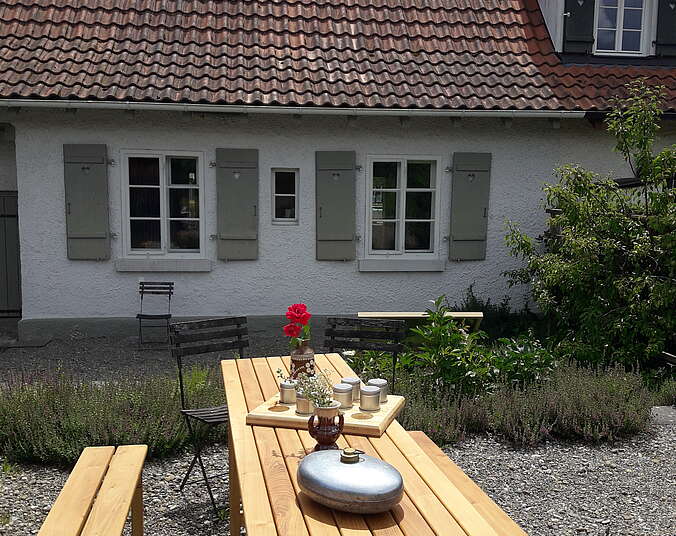 Tisch im Schaugarten im Zeppelindorf.