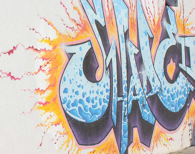 Buntes Graffitibild in blau und gelb an einer Hauswand