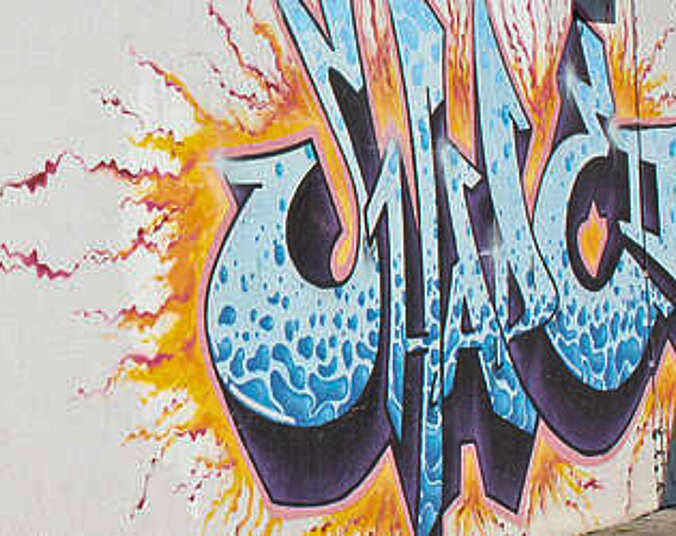 Buntes Graffitibild in blau und gelb an einer Hauswand