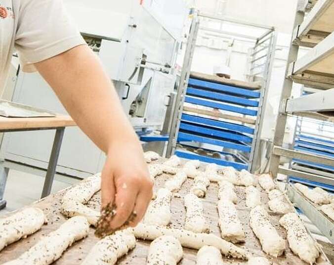 Bleche mit vielen Seelen-Teiglingen in der Backstube