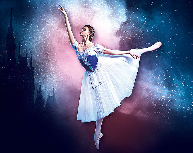 Eine junge Frau in weißem Kleid mit blauem Mieder tanzt auf Spitzemnschuhen eine Ballettfigur. Im Hintergrund ist ein Schloss abgebildet.