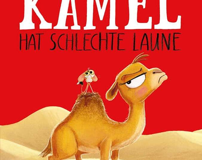 Das kleine Kamel steht in der Wüste hat schlechte Laune und eine Wüstenspringmaus auf dem Rücken.