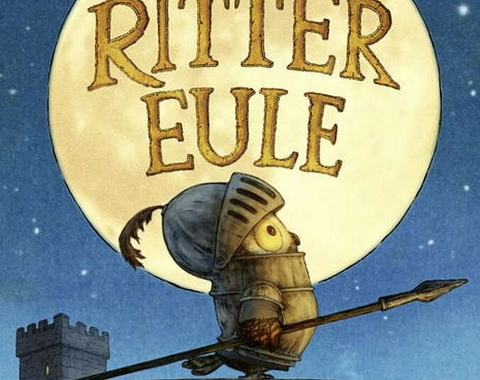 Die kleine Eule hält Wache auf der Mauer.