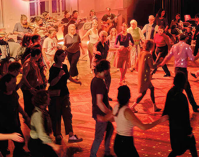 Tabzen und Instrumente im Innenhof Caserne