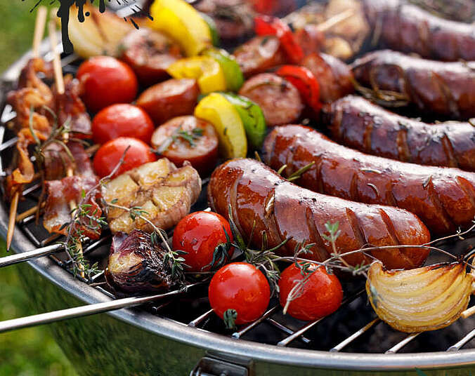 Würste und Gemüse auf dem Grill. (Foto: Canva)