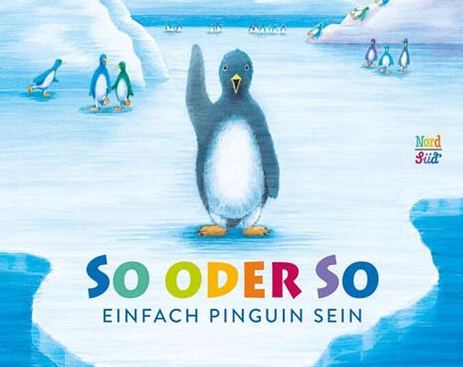 Pinguin Felix steht auf einer Eisscholle und winkt.