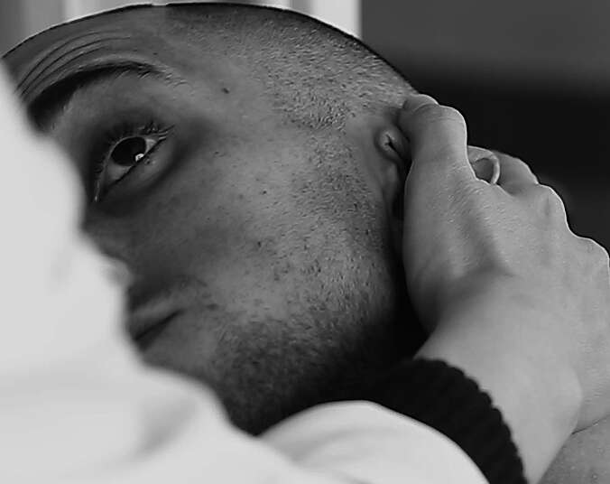 Hand streichelt Kopf eines Mannes