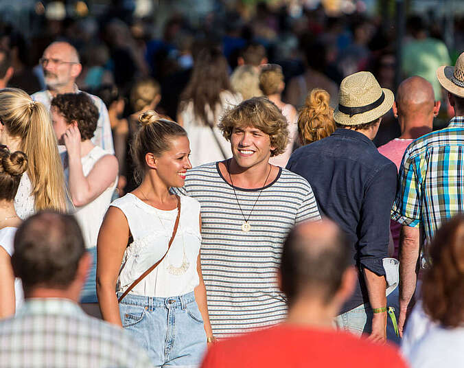Menschen auf dem Jahrmarkt