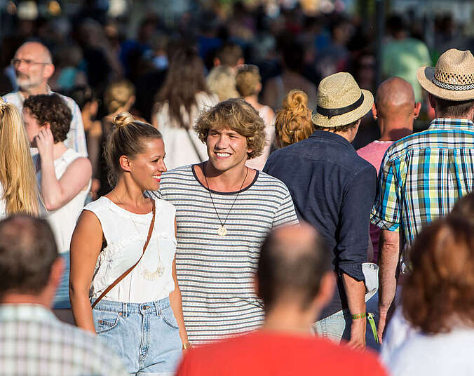 Menschen auf dem Jahrmarkt