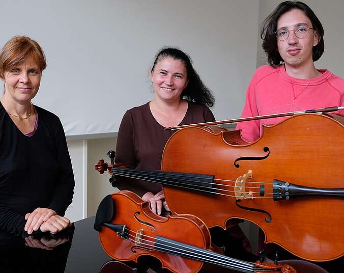 Drei Menschen mit Cello. (Foto: Ina Weißbach)
