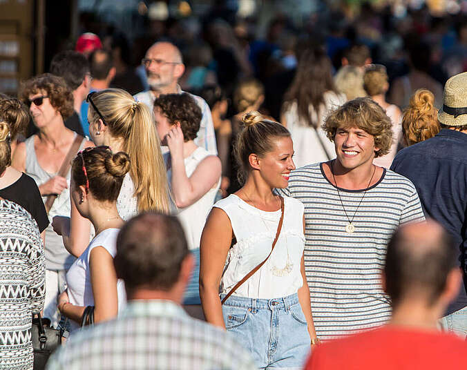 Menschen auf dem Jahrmarkt