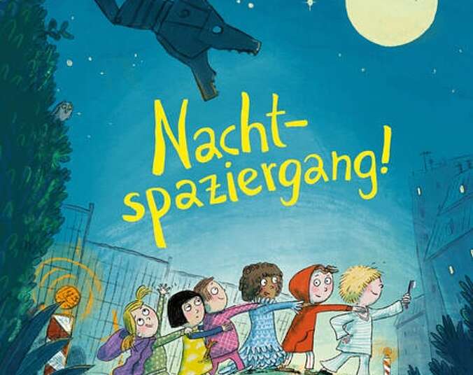 Kindergartenkinder auf einem Nachtspaziergang.
