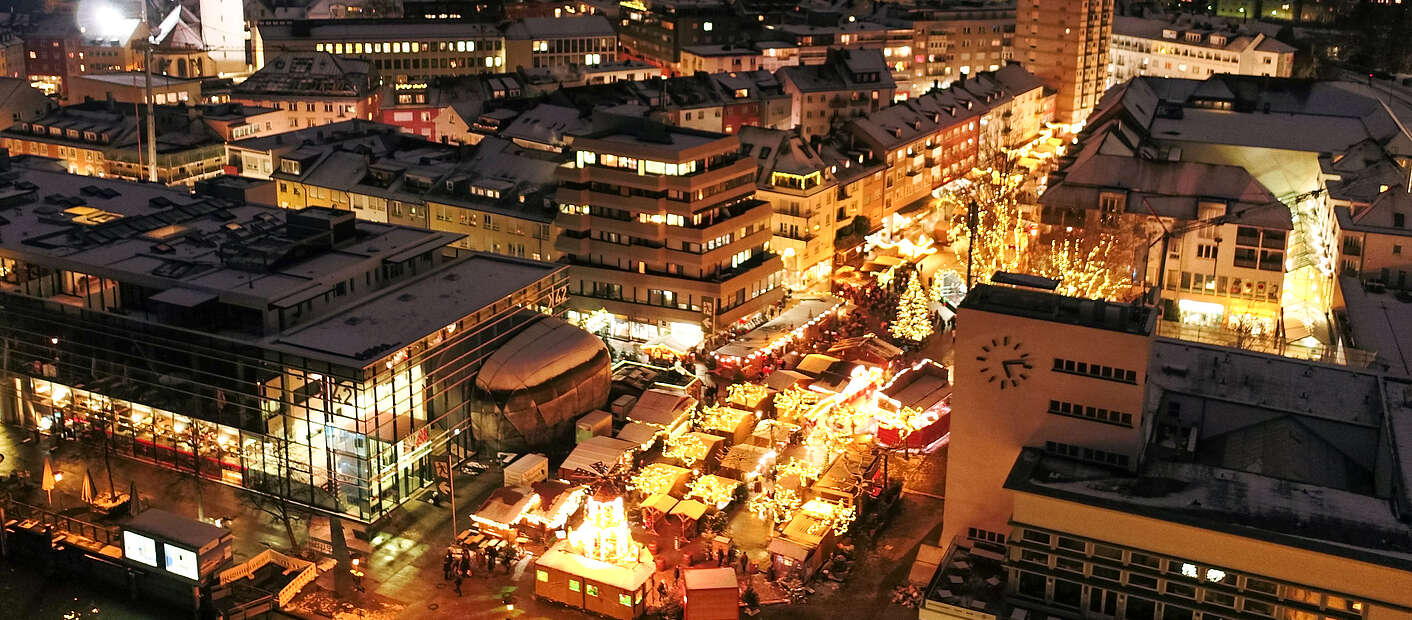 Beleuchteter Weihnachtsmarkt am Abend