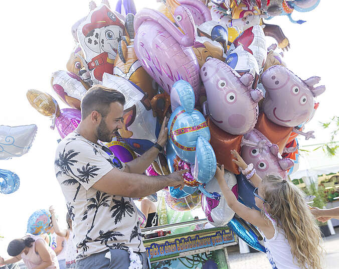 Mann mit bunten Luftballons