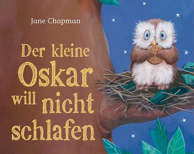 Oskar sitzt mit einem Keks in den Flügeln bei Nacht in seinem Nest.