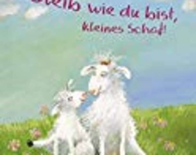 Das kleine Schaf mit seiner Mama auf der Weide.