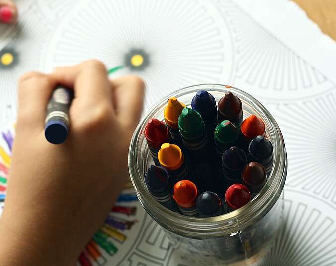 Kinderhand mit Malstift