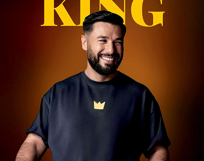 Cüneyt Akan steht und lacht