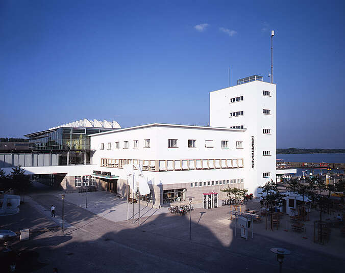Die Fotografie zeigt das Gebäude des Zeppelin Museums in Friedrichshafen.