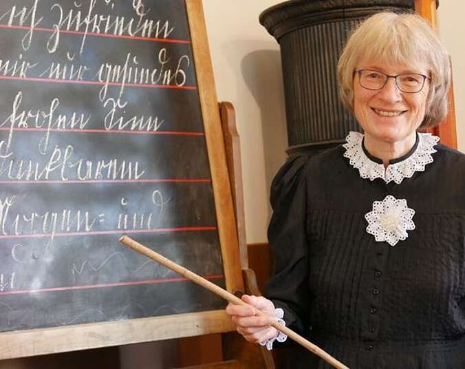Bild zur Veranstaltung: Kostümführung: Fräulein Lehrerin wünscht „Frohe Weihnachten!“