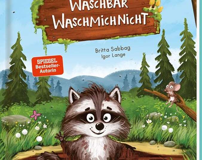 Der kleine Waschbär sitzt in einer Schlammpfütze und winkt.