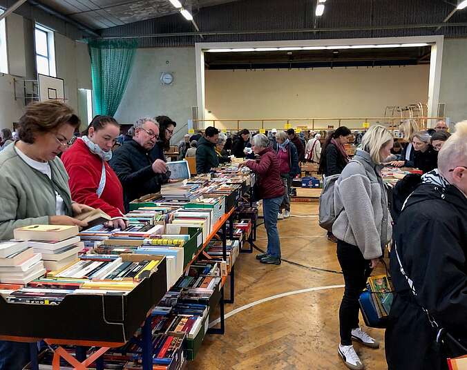 Menschen beim Bücherflohmarkt.(Foto: Harald Ruppert)