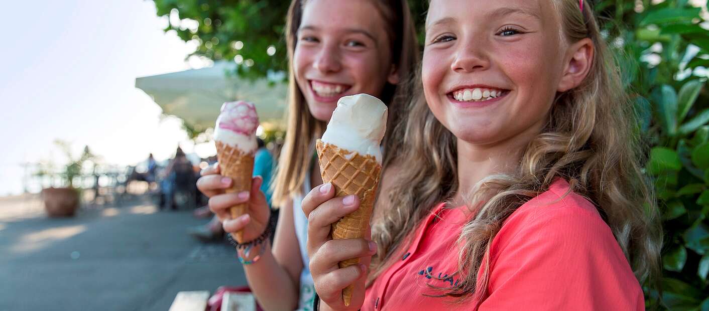 Kinder essen ein Eis