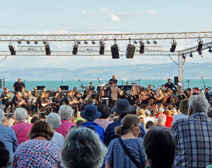 Konzert am See mit Bergen