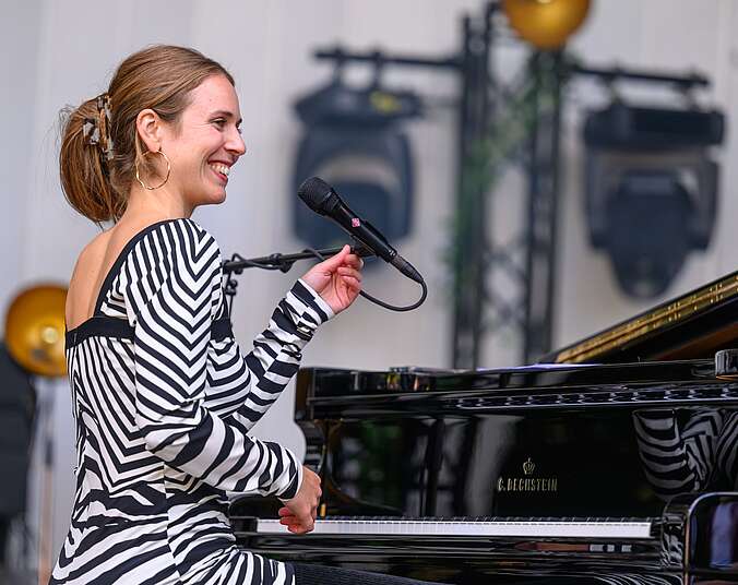 Jazzmusikerin Sophia Oster, am Klavier