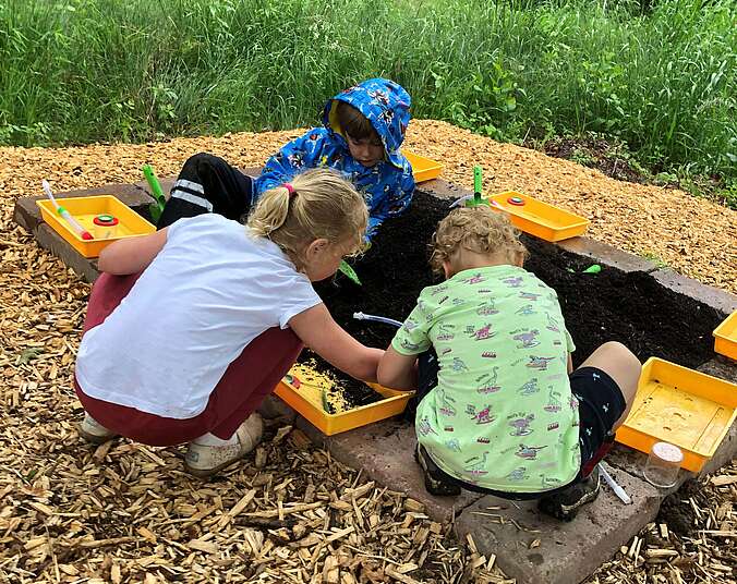 Drei Kinder im Beet. (Foto: Landratsamt Bodenseekreis)
