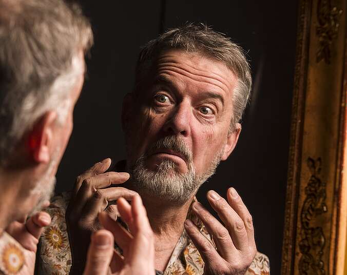 Uli Boettcher prüft erschrocken sein Spiegelbild