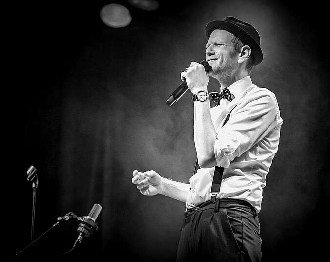 Kai Podack singt und NJPO swingt