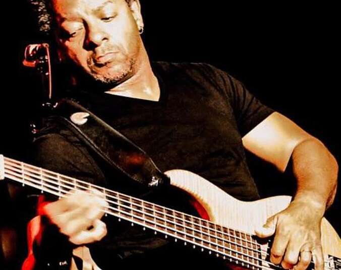 Bassist Alvin Mills live Bassist Alvin Mills live