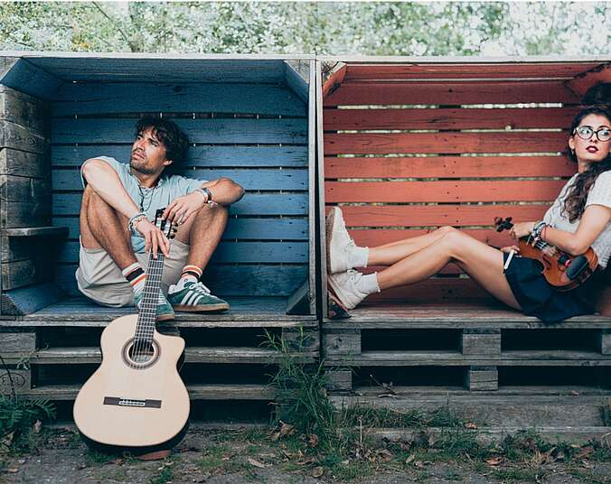 Lina und Bo sitzen mit Instrumenten