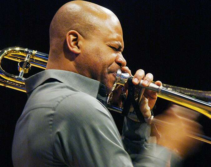 Jazzmusiker Robin Eubanks spielt Trompete