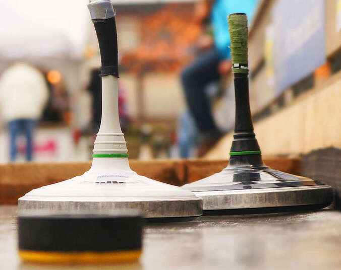 Eisstock auf Eisbahn