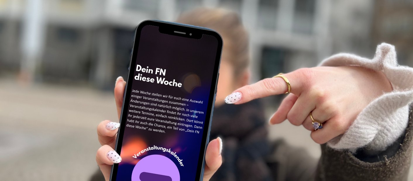 Frau zeigt auf Handy-Display