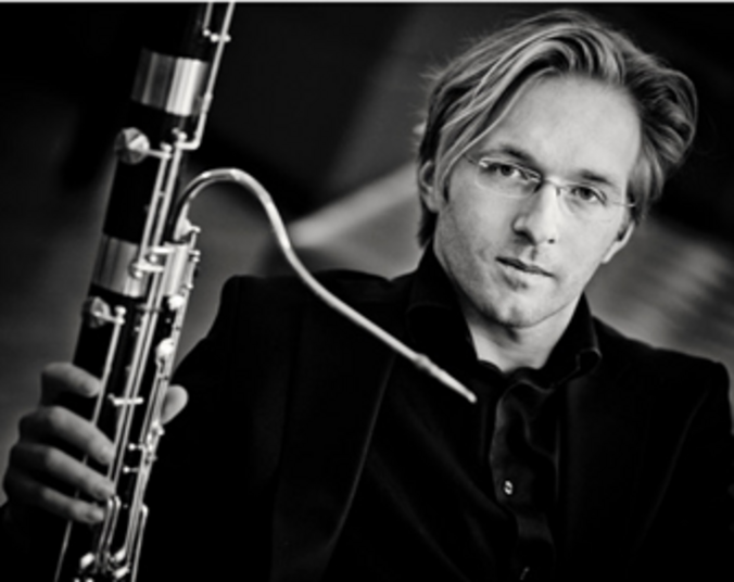Fagottist Christian Kuhnert mit Instrument, schwarz/weiß Fotografie