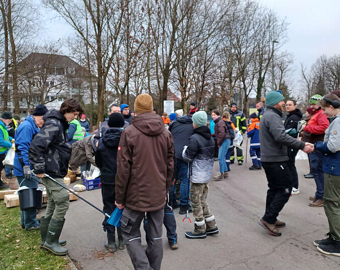 Männer und Frauen mit Müllzangen