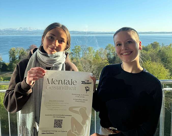 Zwei Mädchen mit Plakat. ((Foto: KJRat)
